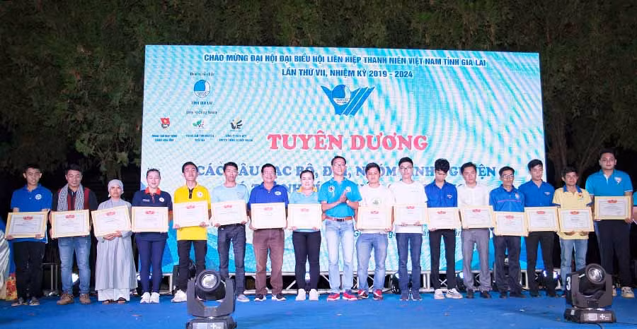 Tuyên dương các câu lạc bộ, đội, nhóm tình nguyện có đóng góp xuất sắc cho phong trào tình nguyện