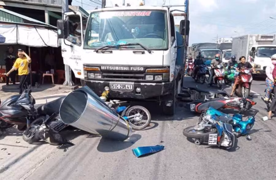 Hiện trường vụ xe tải lùa hàng loạt xe máy dừng đèn đỏ