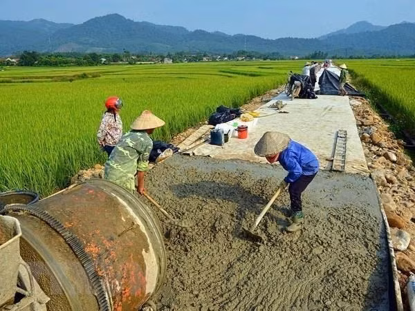  Giao thông nông thôn giúp thay đổi bộ mặt nông thôn, xóa đói giảm nghèo. (Nguồn: TTXVN)
