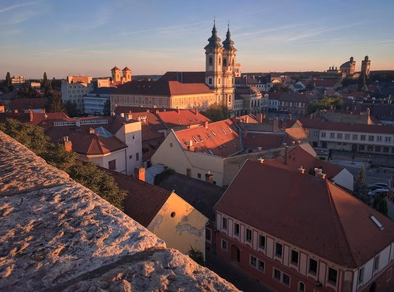  Sau khi khám phá những lâu đài đổ nát ở Eger, Hungary, bạn hãy đi xe bus đến thành phố Eger, được mệnh danh là Thung lũng Người đẹp. Ngoài những người phụ nữ đẹp, ở đây còn có rượu ngon. Hãy nhớ để dành chỗ trong vali cho những chai rượu làm quà (© AlwaysWanderlust/Pixabay).