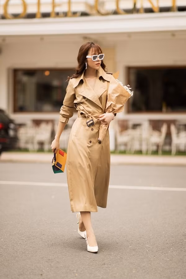  Thiết kế váy cổ vest màu be cùng nhiều đường nét cổ điển ở phần cổ mang đến cho Diệp Bảo Ngọc hình ảnh mới mẻ.