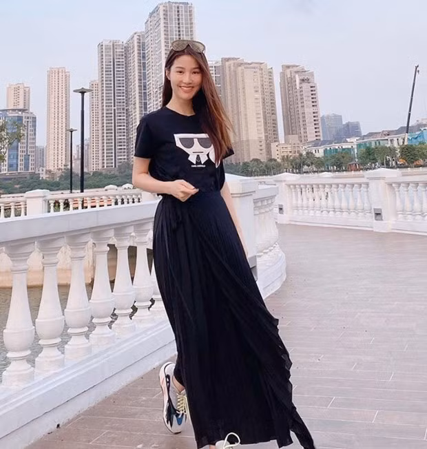 Diện trang phục tuyền đen, Diễm My vẫn hết mực dịu dàng, tỏa sáng rạng rỡ trên phố.