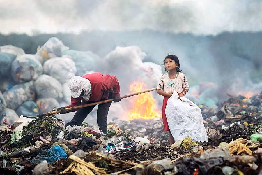  Tác phẩm “Đôi mắt hy vọng của cô bé mưu sinh trong bãi rác” của nghệ sĩ nhiếp ảnh Nguyễn Linh Vinh Quốc.