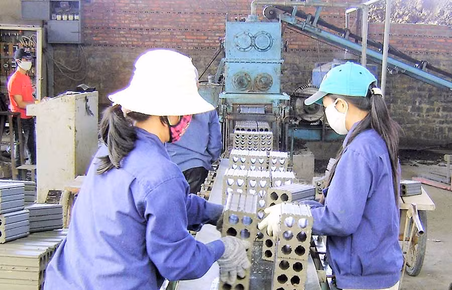 Người lao động tham gia bảo hiểm thất nghiệp khi bị mất việc được nhận trợ cấp thất nghiệp, hỗ trợ học nghề, giới thiệu việc làm. Ảnh: Đ.Y Người lao động tham gia bảo hiểm thất nghiệp khi bị mất việc được nhận trợ cấp thất nghiệp, hỗ trợ học nghề, giới thiệu việc làm. Ảnh: Đ.Y