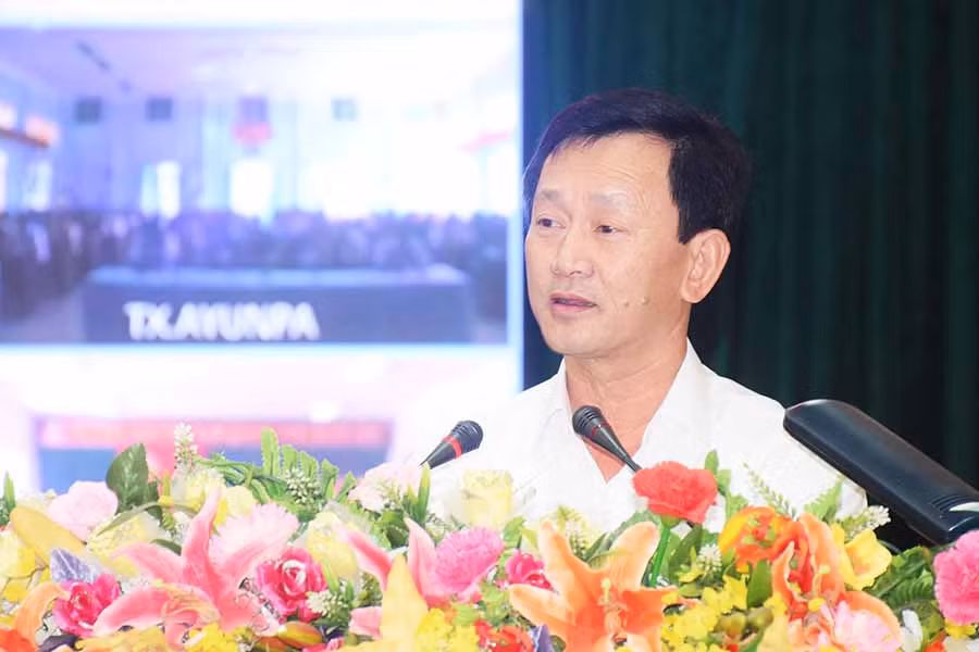 Bí thư Tỉnh ủy Dương Văn Trang thông báo nhanh một số nội dung quan trọng tại kỳ họp lần thứ 11 Ban Chấp hành Trung ương Đảng khóa XII. Ảnh: M.N
