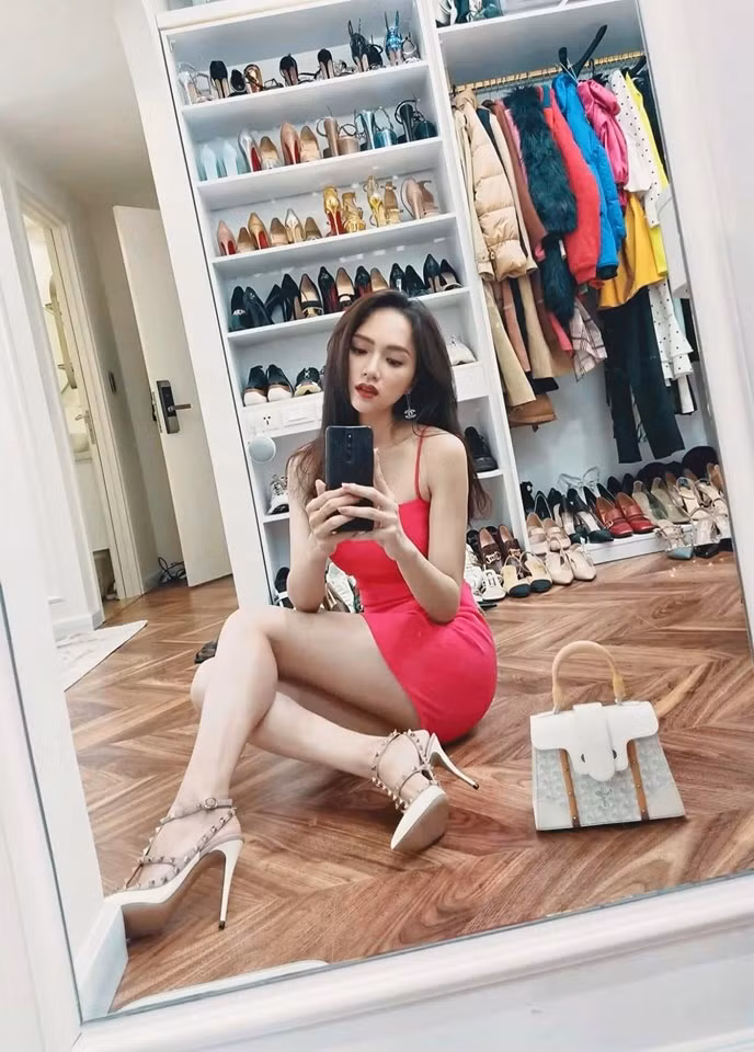 Đầm hai dây, tông màu nổi bật cũng được Hương Giang yêu thích.