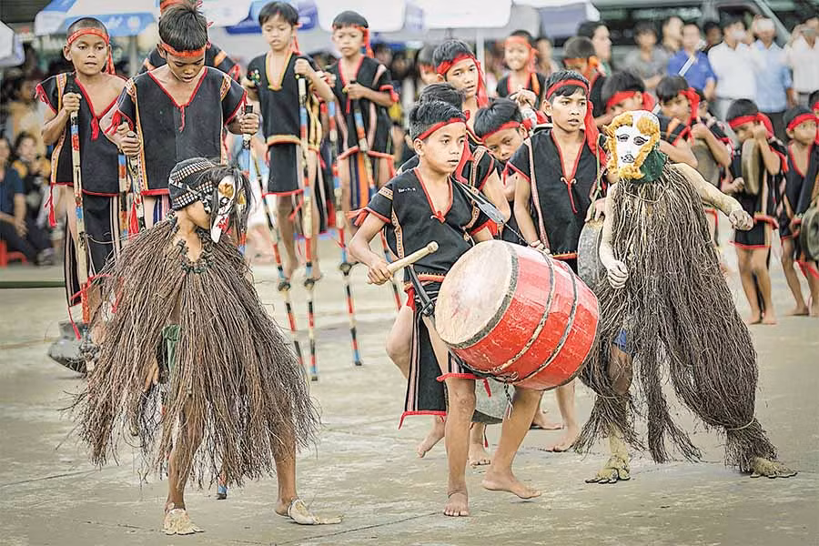 Đội cồng chiêng nhí làng Kon Măh (xã Hà Tây, huyện Chư Pah) biểu diễn tại một liên hoan cồng chiêng ở TP. Pleiku. Ảnh: NGUYỄN LINH VINH QUỐC