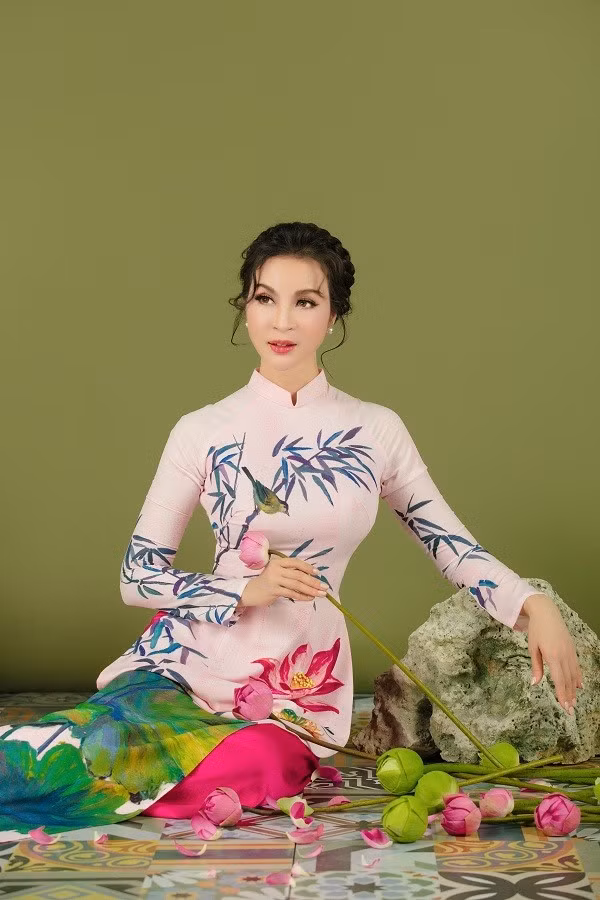  Người đẹp khoe nhan sắc tươi trẻ trong trang phục truyền thống của dân tộc.