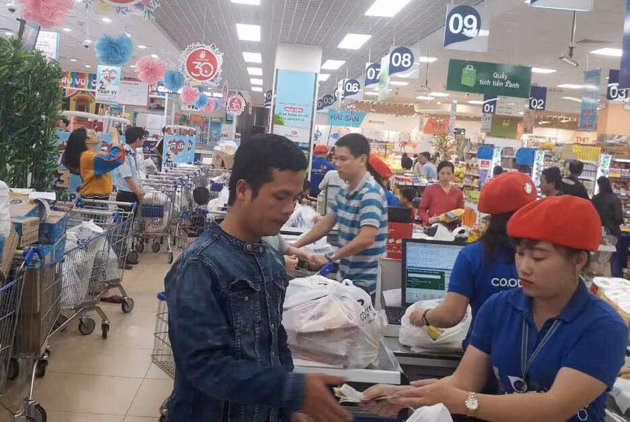 Người dân tham quan, mua sắm tại siêu thị. Ảnh: Anh Huy 