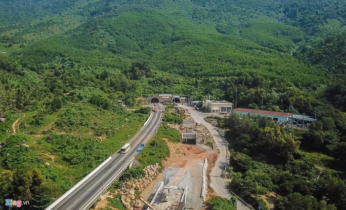 "Năm 2020, hầm Hải Vân 2 vào vận hành sẽ giảm áp lực qua hầm Hải Vân 1, đồng thời rút ngắn thời gian lưu thông cho các phương tiện, nâng cao hiệu quả vận chuyển hàng hóa, hành khách", ông Đông thông tin. Trong ảnh: Tuyến đường dẫn vào phía nam cửa hầm - địa phận Đà Nẵng đã hoàn thành 80% khối lượng.
