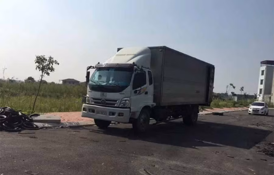 Xe ôtô tải các nghi phạm chở dầu thải đổ xuống nguồn nước sông Đà