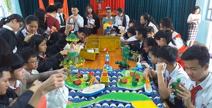 4Học sinh trường THCS nguyễn Du tái chế rác thải nhựa thành các vật dụng hữu ích, đặc biệt là chậu hoa để trồng hoa nhằm tô điểm cho sân trường thêm sạch-đẹp