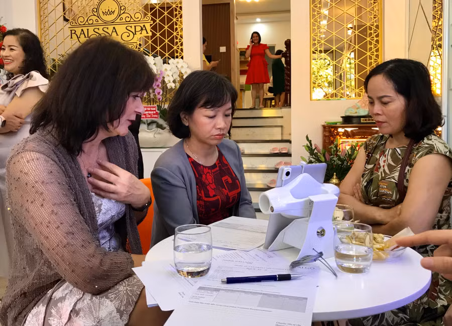 Khách hàng được các chuyên gia quốc tế về lĩnh vực làm đẹp tư vấn miễn phí về lĩnh vực chăm sóc da.