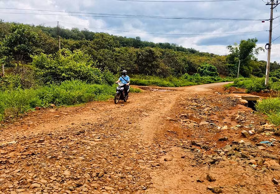  Dốc Biên phòng (làng Bang, xã Ia Chía) xuống cấp nghiêm trọng. Ảnh: H.L