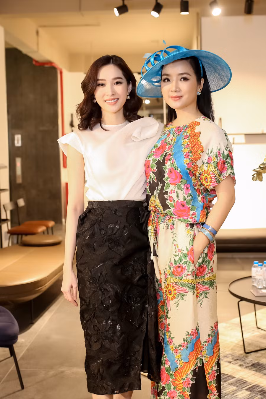 Tại sự kiện, Hoa hậu Đặng Thu Thảo xuất hiện với nhan sắc xinh đẹp rạng ngời. Bà mẹ một con tự tin đọ sắc với một trong những mỹ nhân sở hữu vẻ ngoài trẻ đẹp vượt thời gian của showbiz Việt - Hoa hậu Giáng My.