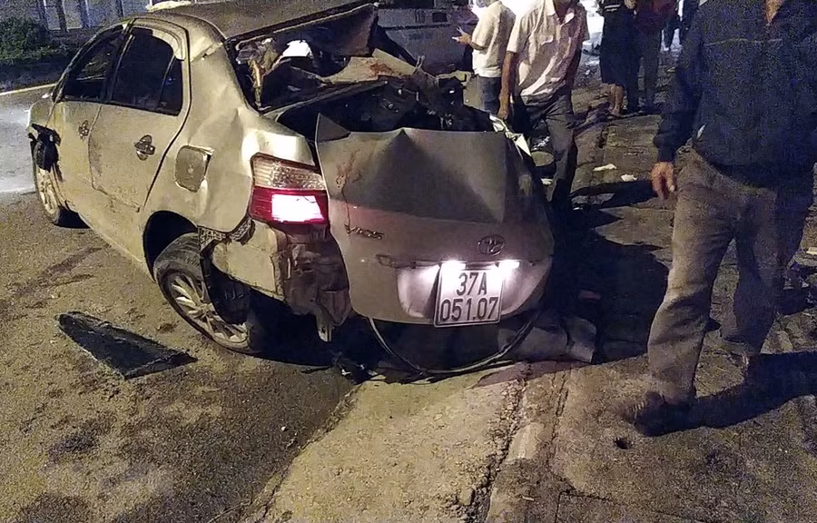 Xe ôtô con 4 chỗ hư hỏng nặng sau vụ tai nạn.(Nguồn: TTXVN phát)
