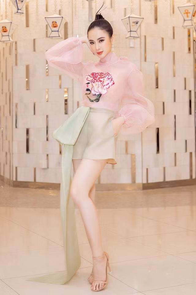 Cùng đứng đầu danh sách sao đẹp tuần còn có Angela Phương Trinh. Cô nàng tham dự một sự kiện cùng chiếc váy lụa mong manh, thêu hoa của NTK Trần Hùng.
