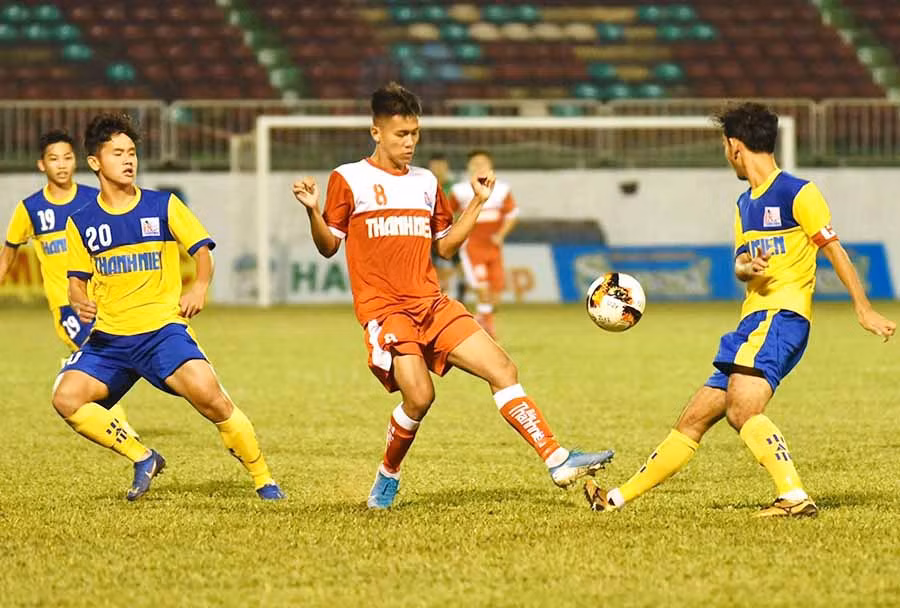 Cầu thủ U21 HAGL (giữa) trong trận thua U21 Đồng Tháp với tỷ số 0-2. Ảnh: Anh Tiến