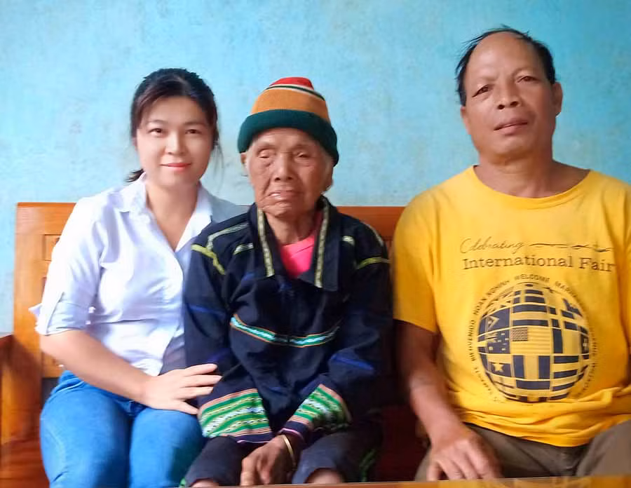  Mẹ Việt Nam Anh hùng Ksor Suê (giữa) cùng con cháu trong ngôi nhà tình nghĩa do Binh đoàn 15 xây tặng. Ảnh: H.C