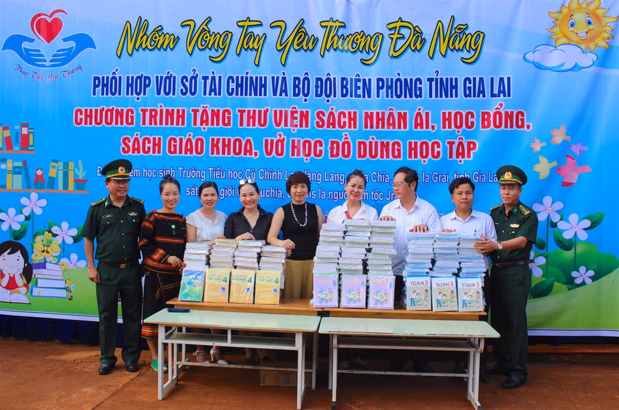 Trao tặng 200 bộ sách giáo khoa cho Nhà trường. Ảnh: Hồng Thi