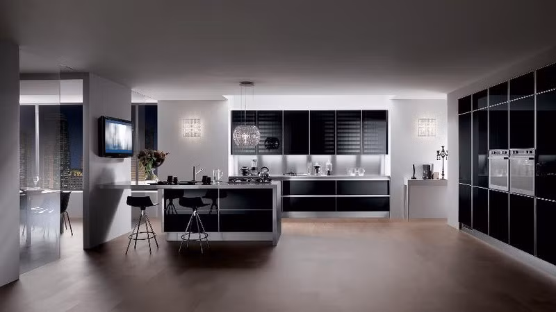 Ánh sáng giúp tủ bếp màu đen không bị tối.