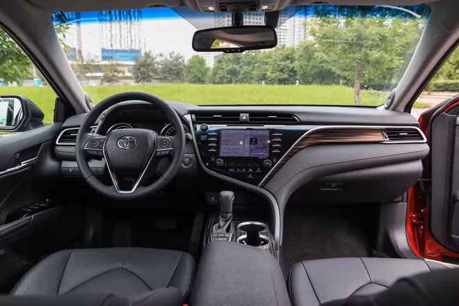 Kiểu dáng bắt mắt, nội thất trang bị đầy đủ giúp Toyota Camry thêm phần thuyết phục khách hàng