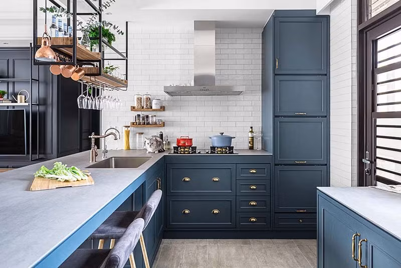 Tủ bếp kiểu dáng đơn giản kết hợp với tay cầm bằng đồng vừa cổ điển vừa hiện đại. Tủ bếp kiểu dáng đơn giản kết hợp với tay cầm bằng đồng vừa cổ điển vừa hiện đại.