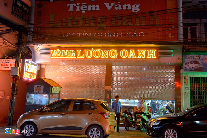  Đêm 8/10, cảnh sát vẫn có mặt tại tiệm vàng Lương Oanh để điều tra vụ việc. Ảnh: Quốc Nam.