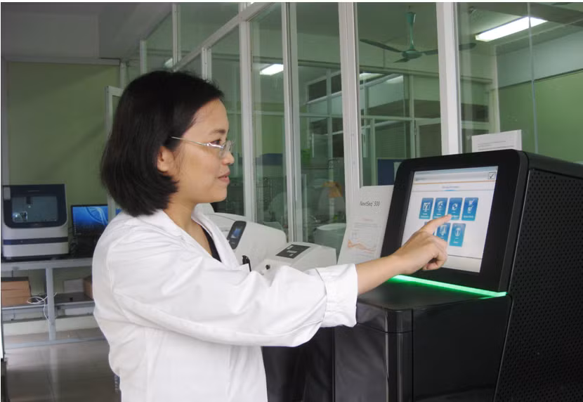  TS. Nguyễn Hải Hà vận hành máy giải trình tự gen thế hệ mới tại Viện Nghiên cứu hệ gen.