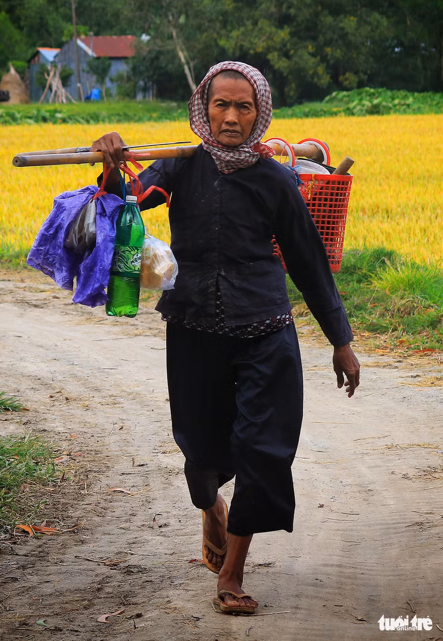 Một người phụ nữ Khmer trên đường ra làm đồng - Ảnh: NGUYỆT NHI