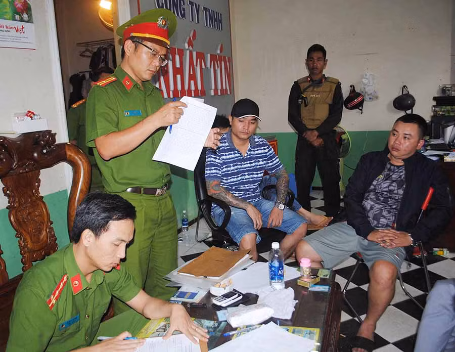  Phòng Cảnh sát Kinh tế Công an tỉnh bắt các đối tượng hoạt động cho vay lãi nặng. Ảnh: H.T