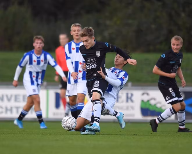  Văn Hậu chơi đầy tự tin và thực hiện nhiều pha vào bóng chuẩn xác. Ảnh: Heerenveen.