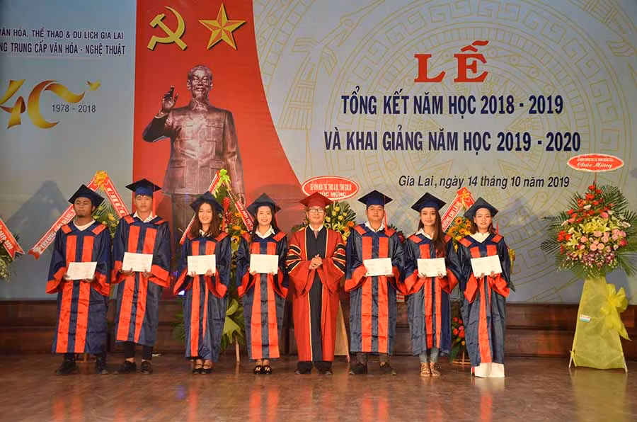 Ban Giám hiệu nhà trường trao bằng tốt nghiệp cho các em học sinh. Ảnh: P.L