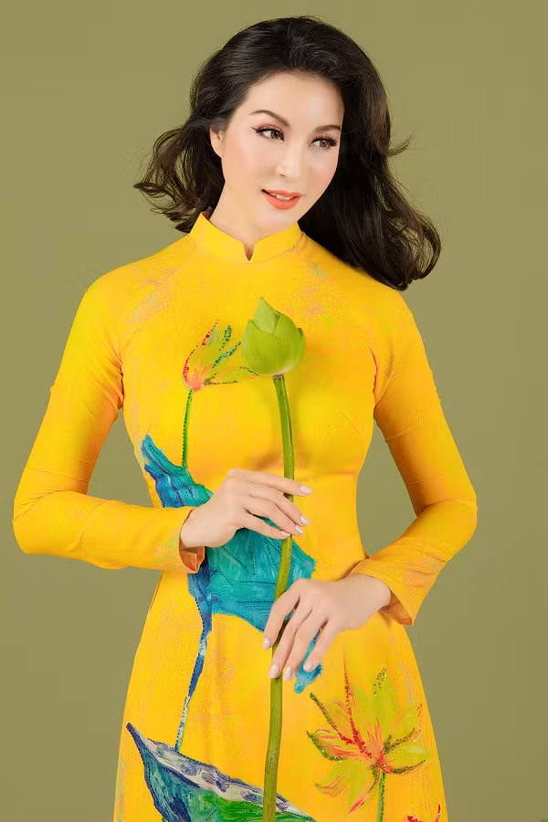 Những bông hoa trải dọc thân áo, nhấn vào vòng eo thon gọn và tạo cảm giác thân hình cao ráo.
