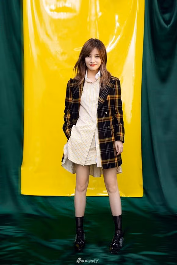 “Tiểu Yến Tử” chọn cho mình blazer kẻ sọc khoác ngoài bên trong là dáng váy áo sơ mi mix cùng ankle boots