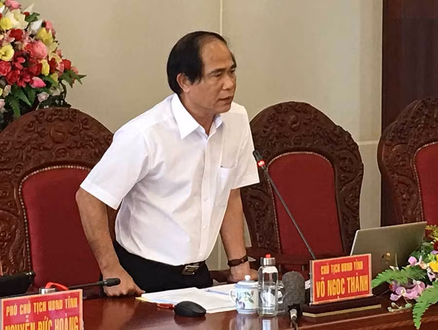 Chủ tịch UBND tỉnh Võ Ngọc Thành chỉ đạo Các huyện phải kịp thời triển khai hỗ trợ cho người dân có heo bị dịch bệnh. Ảnh: H.D