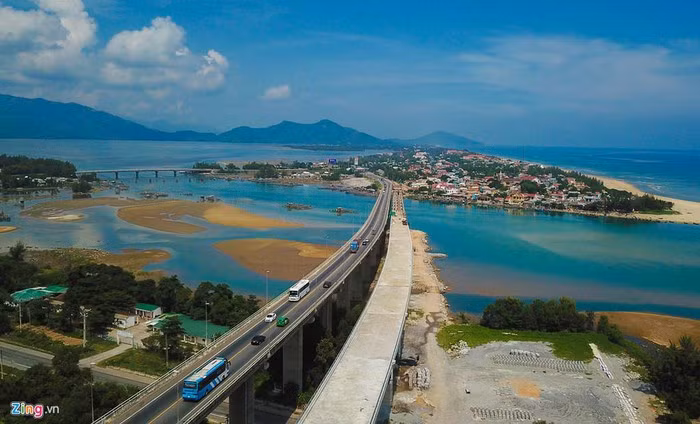 Phía bắc hầm Hải Vân, tuyến đường dẫn nối từ thị trấn Lăng Cô (tỉnh Thừa Thiên - Huế) và các cầu cũng đã hoàn thành hơn 95% khối lượng.