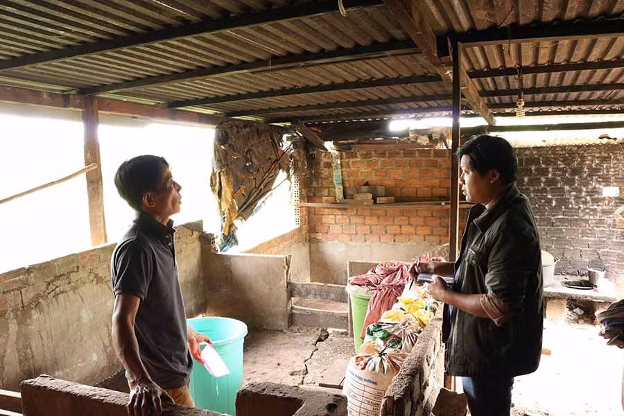 Anh Lâm vệ sinh chuồng trại hàng ngày để chuẩn bị tái đàn. Ảnh: L.N