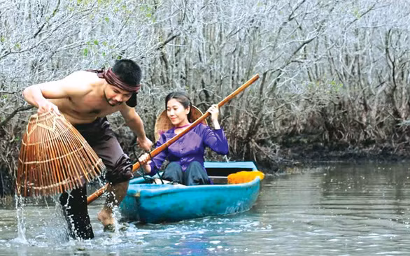  Bạn trẻ đi du lịch, tham gia bắt hải sản trong khu rừng bàu Cá Cái - Ảnh: CHÍ KIÊN