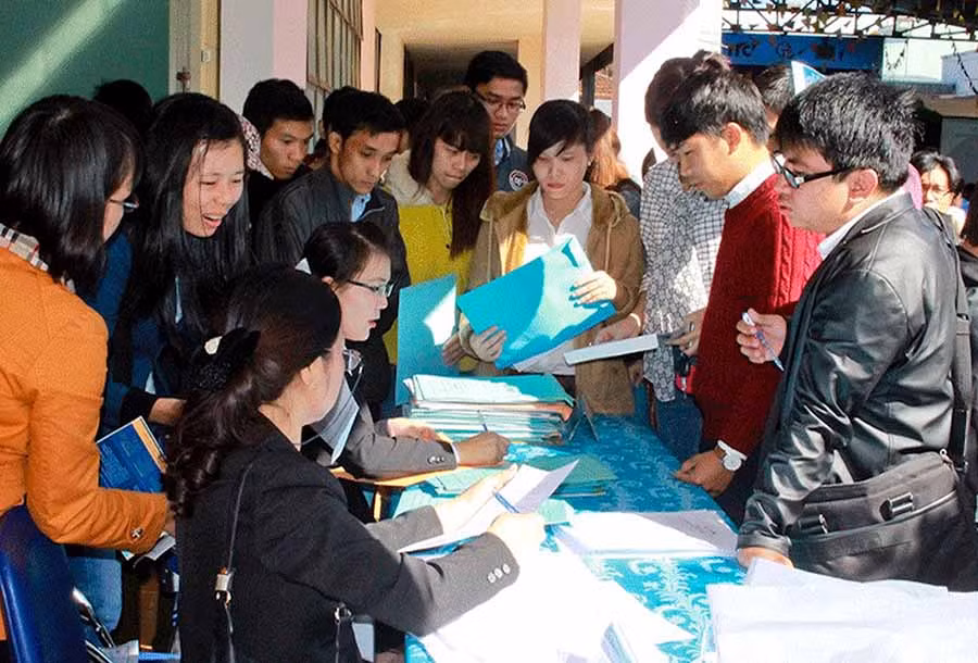  Tư vấn chính sách bảo hiểm thất nghiệp tại Trung tâm Dịch vụ việc làm tỉnh. Ảnh: Đ.Y