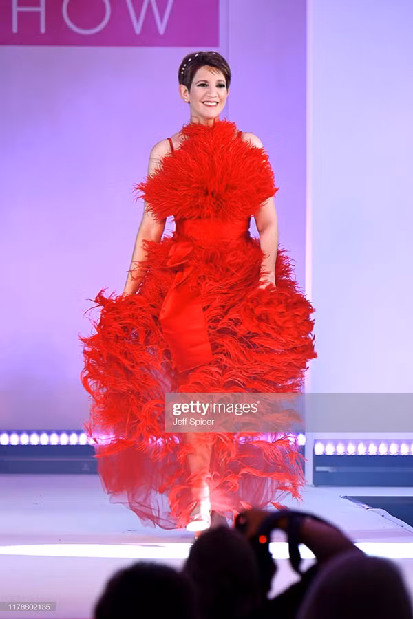 Thiết kế đầm lông vũ đỏ mới nhất trong bộ sưu tập Spring Summer 2020 của NTK Trần Hùng vinh dự được mở màn bộ sưu tập dạ hội tại sự kiện Breast Cancer Care London Show 2019.
