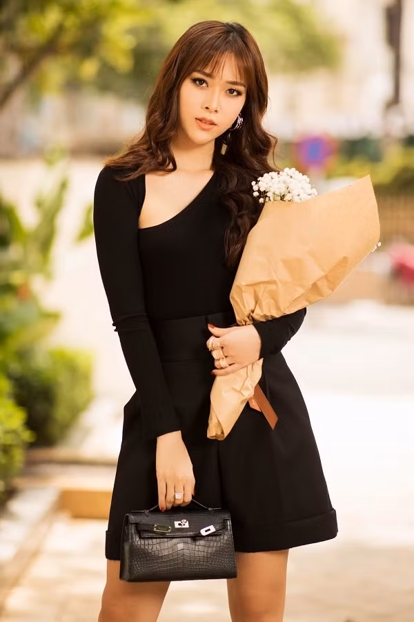 Diệp Bảo Ngọc lựa chọn những trang phục đơn giản nhưng tôn lên vóc dáng thanh mảnh, gợi cảm. Cô phối áo thu dạng tay dài mix cùng quần ngắn “xuyệt tông” đen