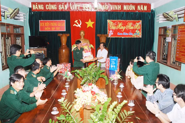 Lãnh đạo Báo Gia Lai thăm, chúc tết các bộ, chiến sĩ Đồn biên phòng 727. Ảnh: Nguyễn Giác