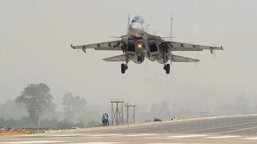 Một chiếc Sukhoi Su-30MKI của Không quân Ấn Độ. Một chiếc Sukhoi Su-30MKI của Không quân Ấn Độ.