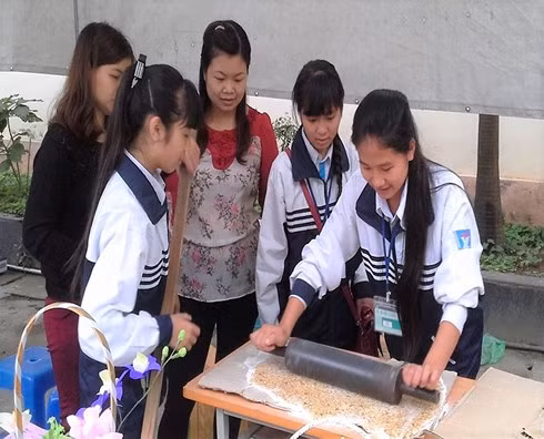 Cô Hà (áo đỏ) hướng dẫn học sinh trong tiết học thực hành.