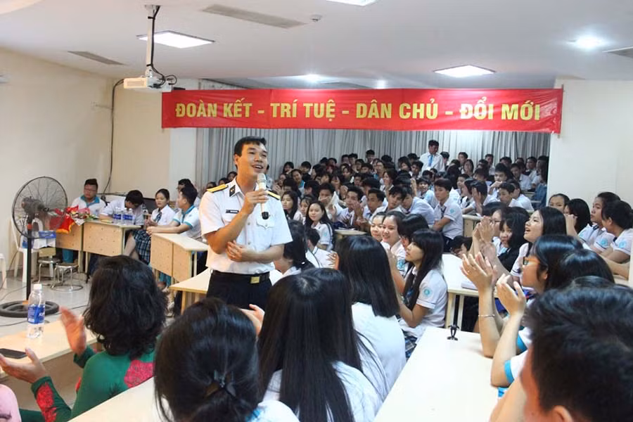 Thiếu tá Trần Trung Dũng, tuyên truyền biển đảo hào hứng tuyên truyền biển đảo cho học sinh Đồng Nai. Ảnh: Mai Thắng