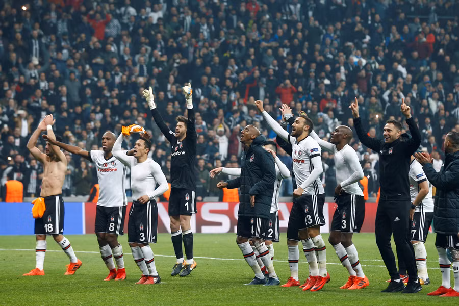 Niềm vui của các cầu thủ Besiktas sau khi đoạt vé đi tiếp. Ảnh: REUTERS