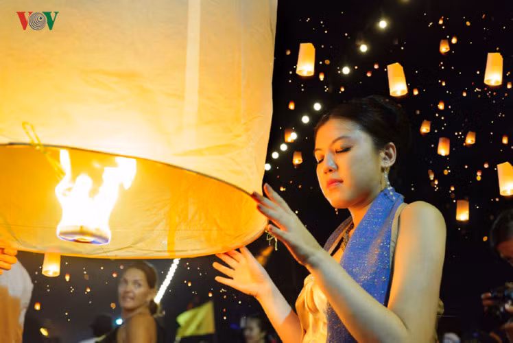 Do số lượng khách quá đông, một số địa điểm như Lanna ở Chiang Mai bán vé cho người tham gia.