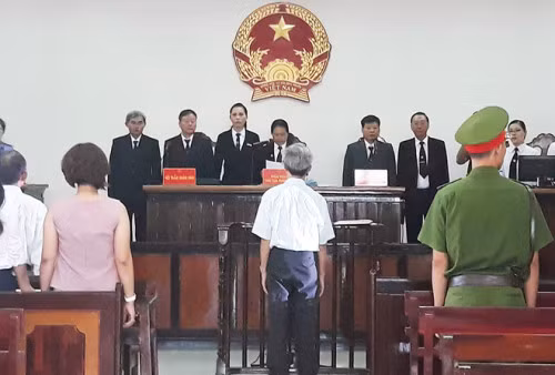 Bị cáo 77 tuổi đứng trước vành móng ngựa tại phiên xét xử.
