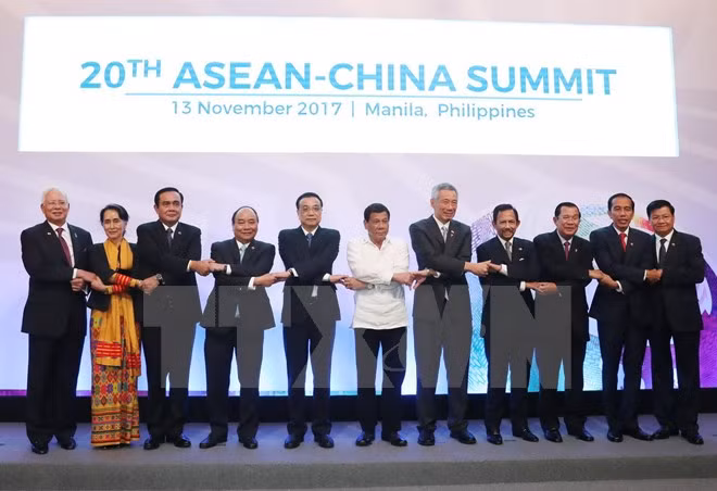 Thủ tướng Trung Quốc Lý Khắc Cường chụp ảnh chung với các nhà lãnh đạo ASEAN tại hội nghị.